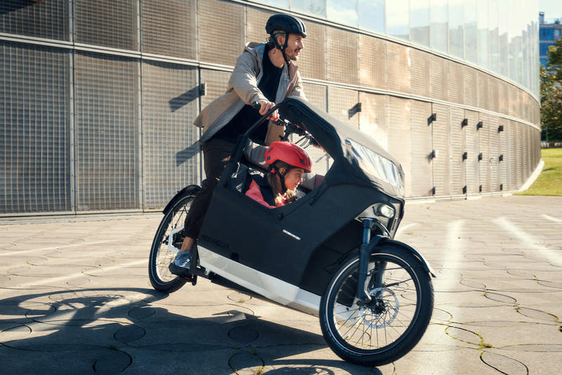 Familie på tur med en ladcykel